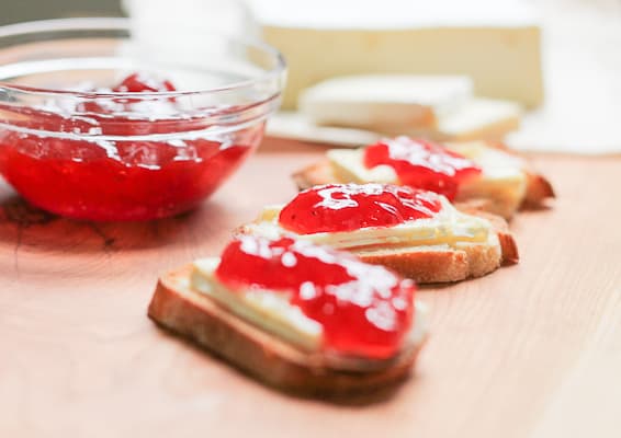 Strawberry Brie Crostinis Recipe