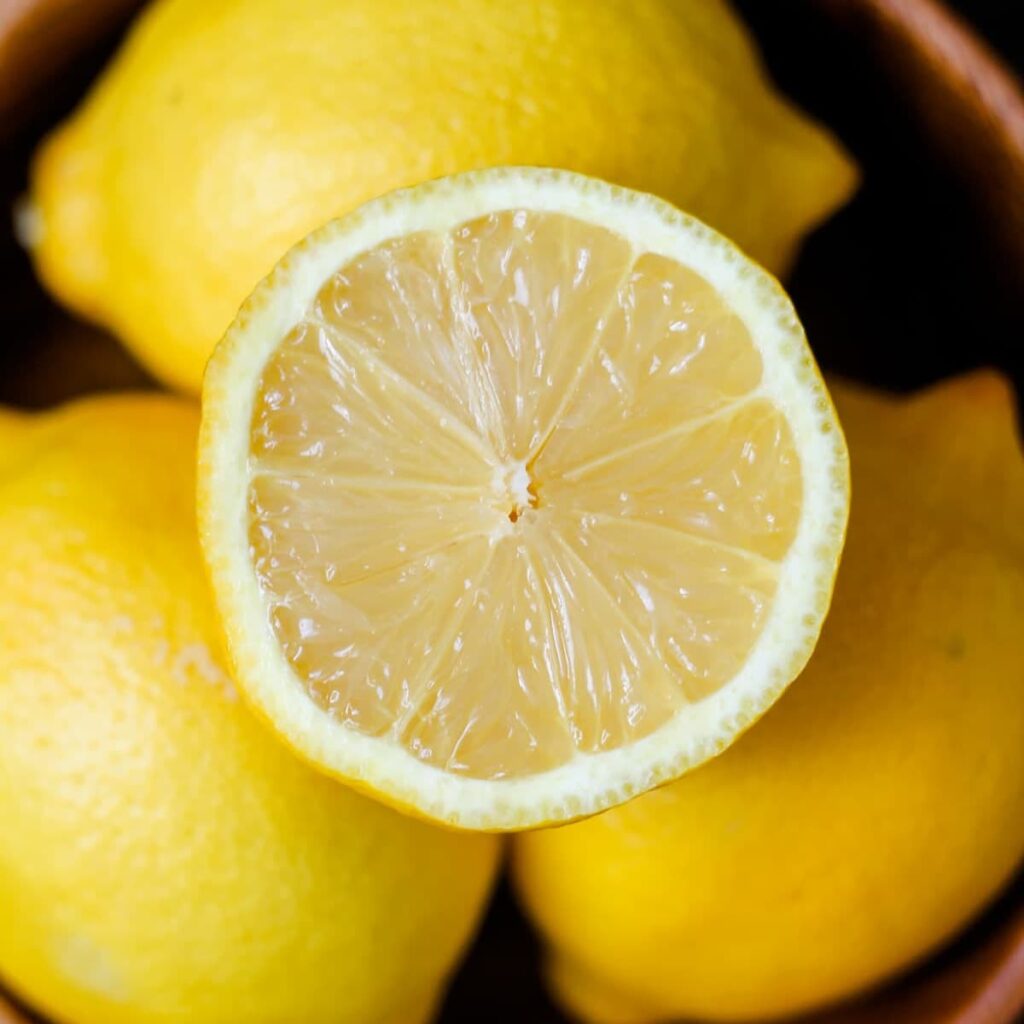 A bowl of lemons.