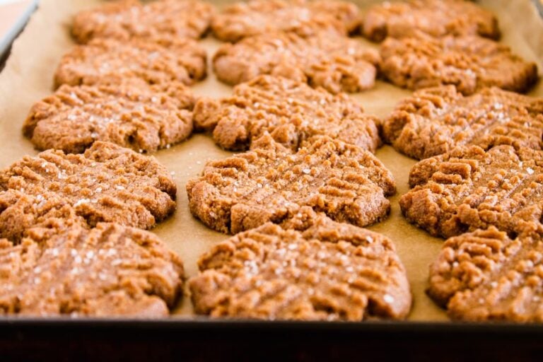 Baked cookies on a tray.