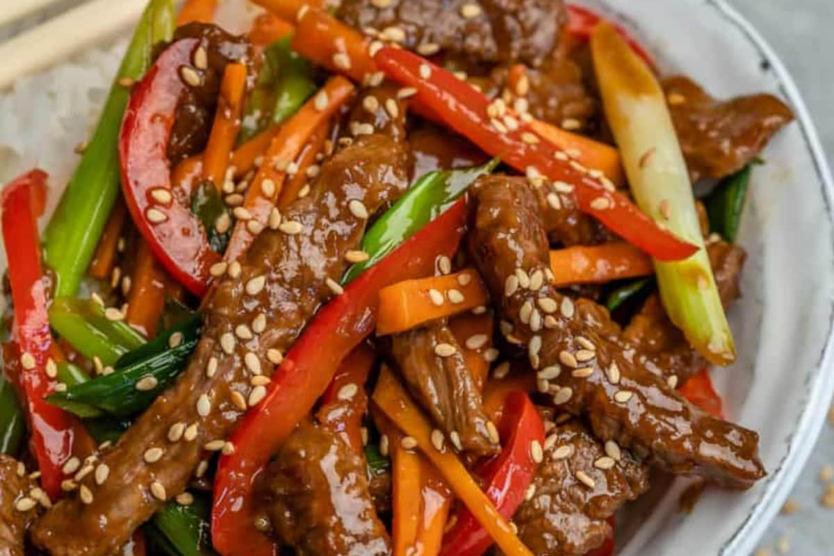 A plate of beef stir fry.