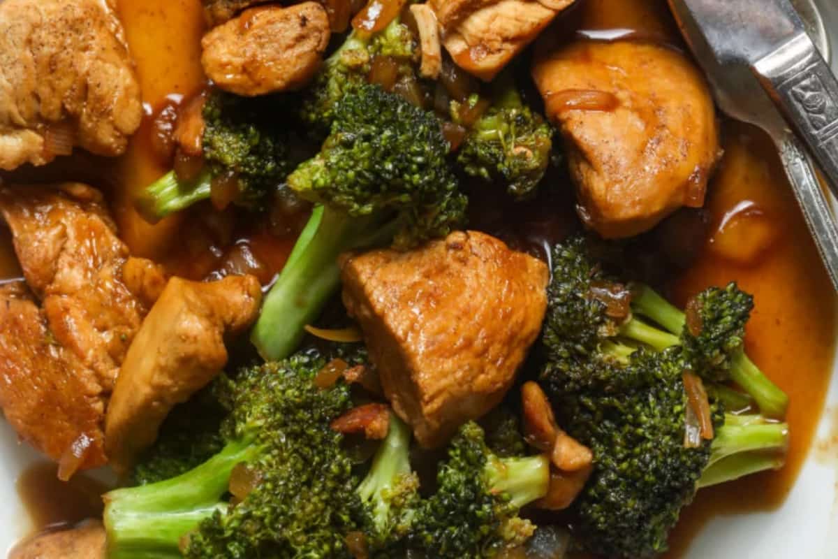 A plate of chicken and broccoli.