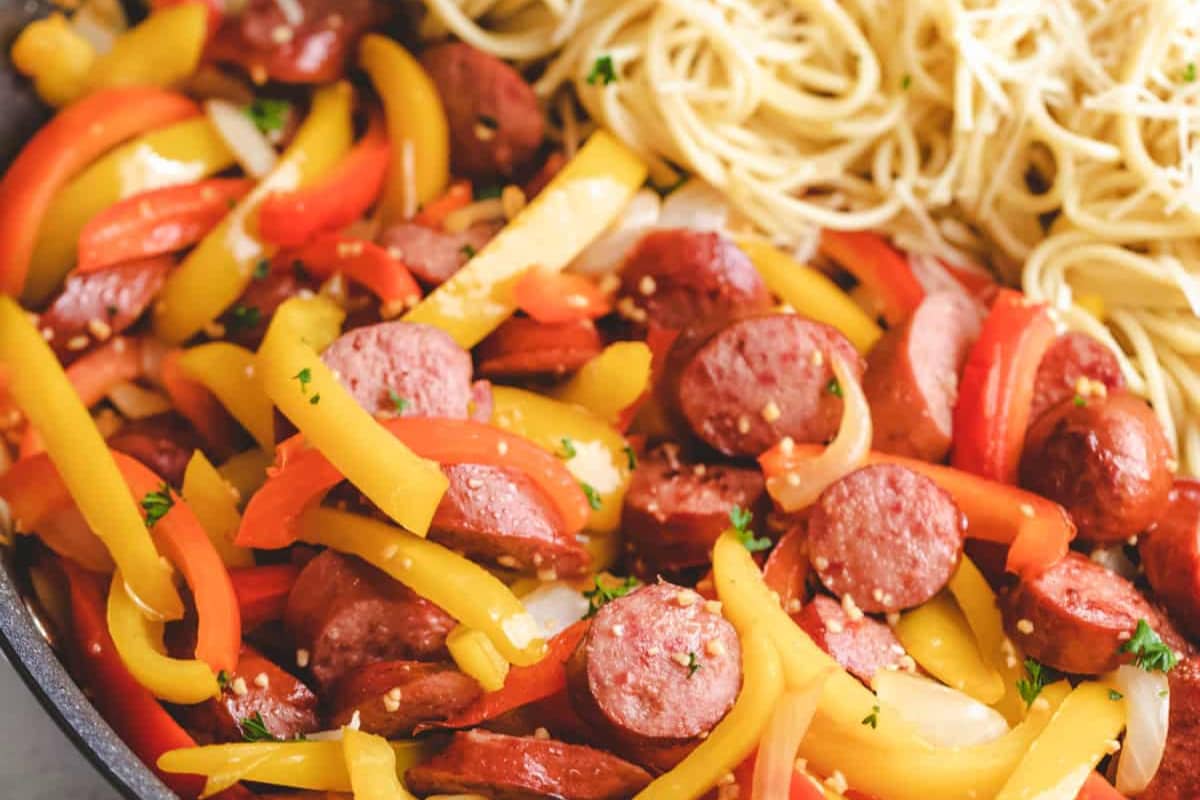 A plate of kielbasa and peppers.