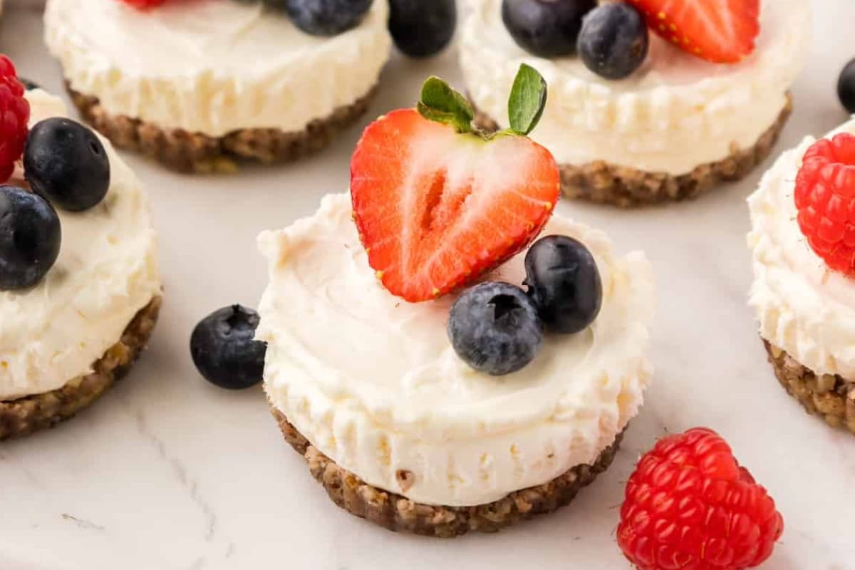 A plate of no bake cheesecakes.