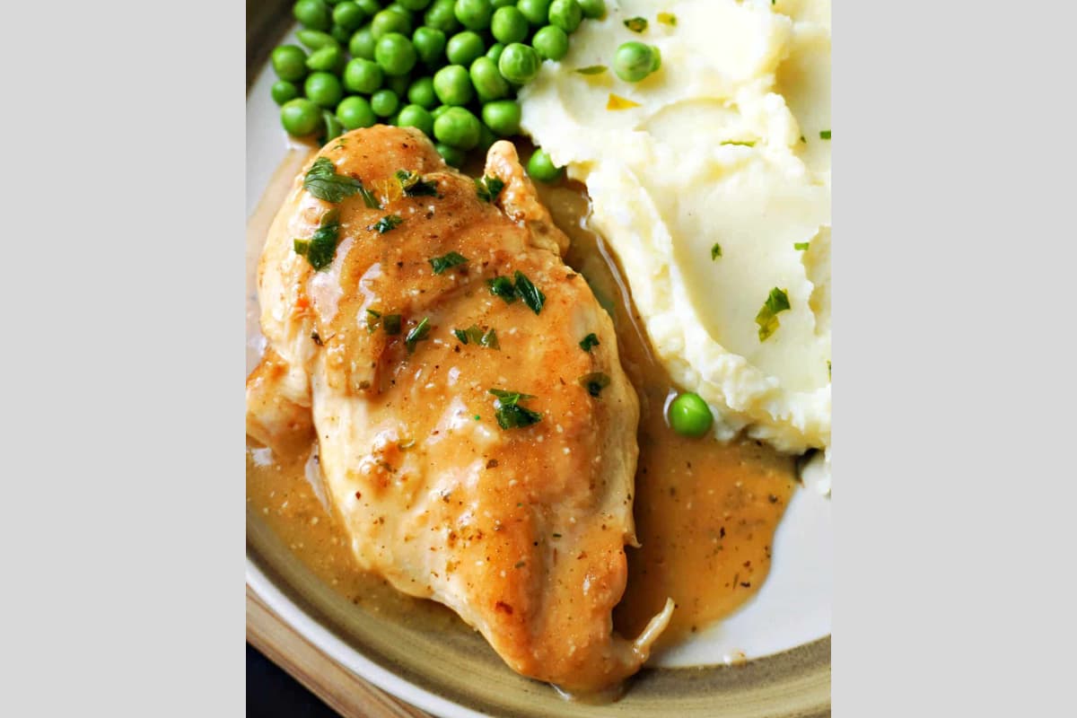 A plate of chicken and gravy.