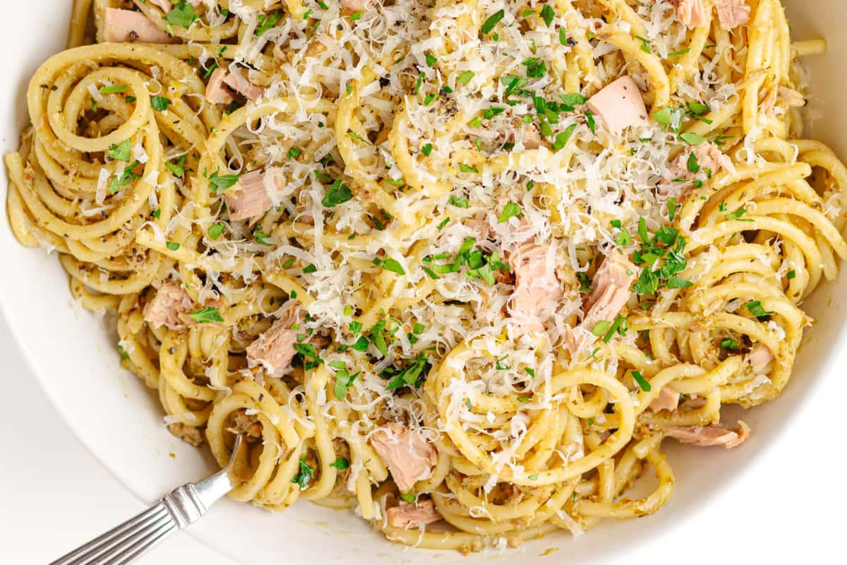 A bowl of tuna pasta with pesto.