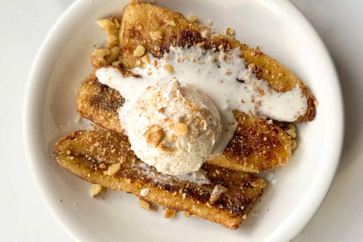 A plate of air fryer cinnamon bananas.