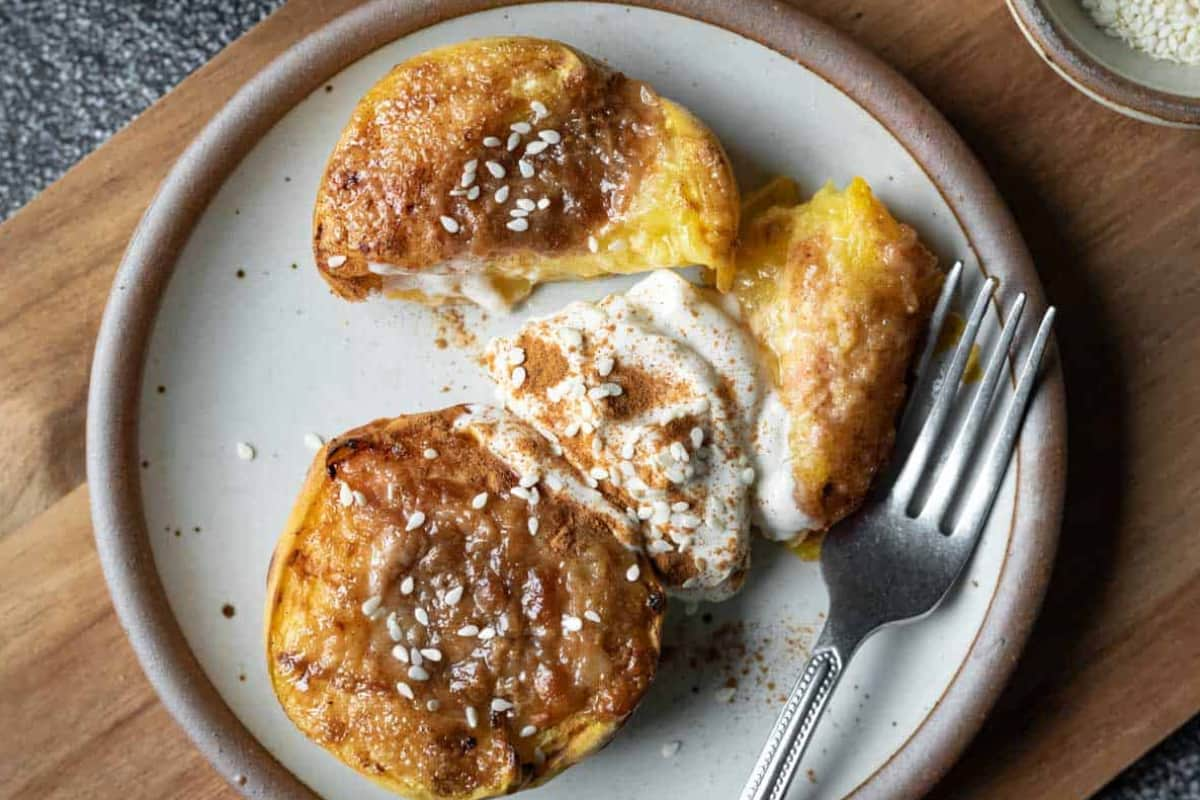 A plate of air fryer peaches.