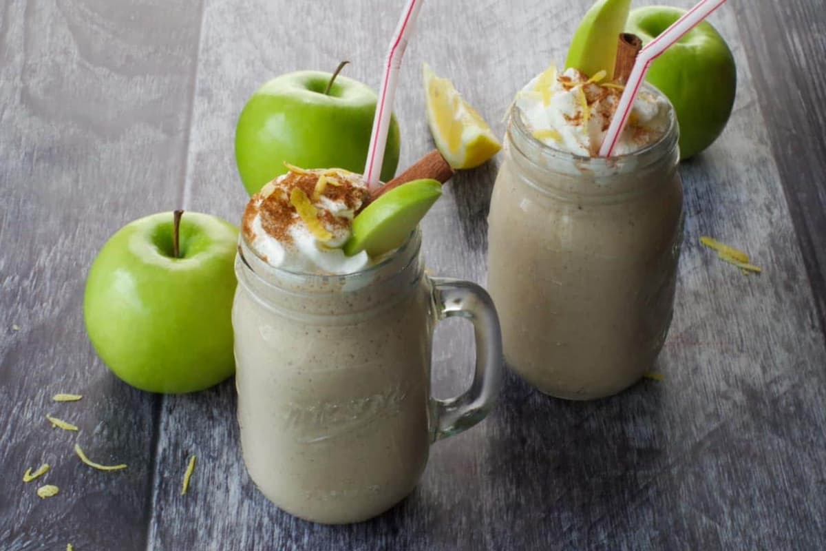 Glasses of apple pie smoothie.