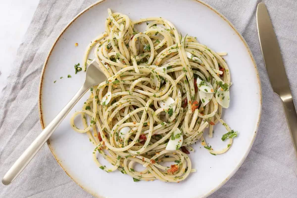 A plate of garlic oil spaghetti.