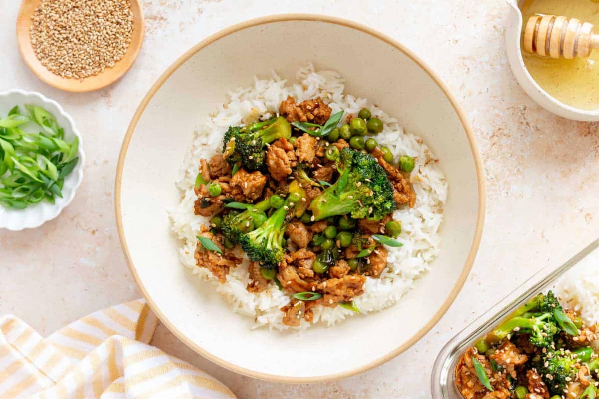 A bowl of ground chicken and broccoli stir fry.