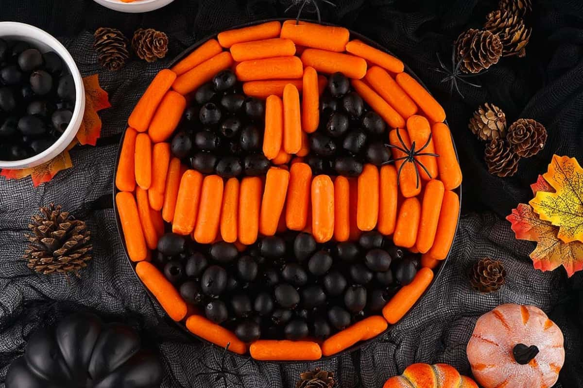 A Halloween veggie platter on a tray.