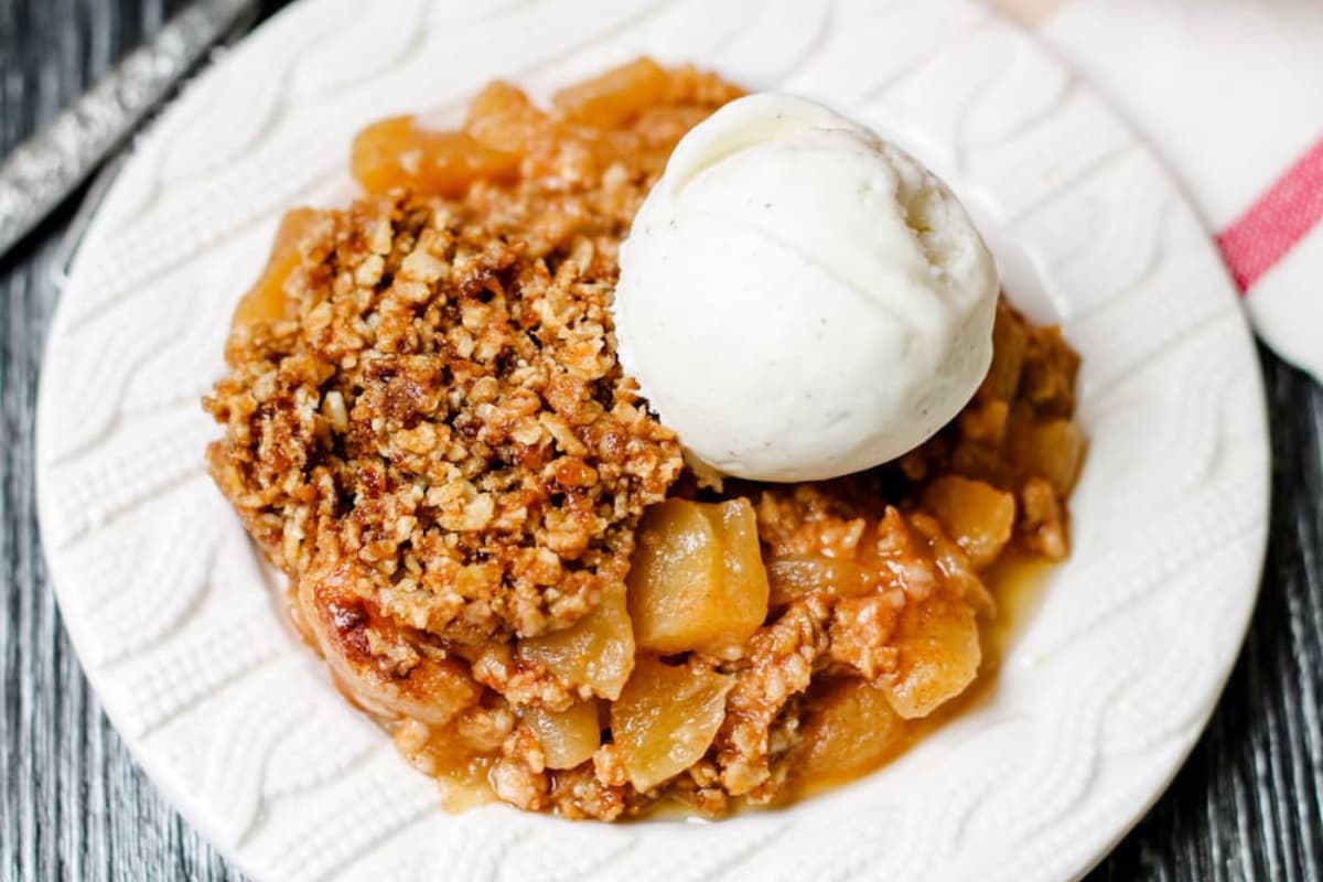 A plate of instant pot apple crumble.