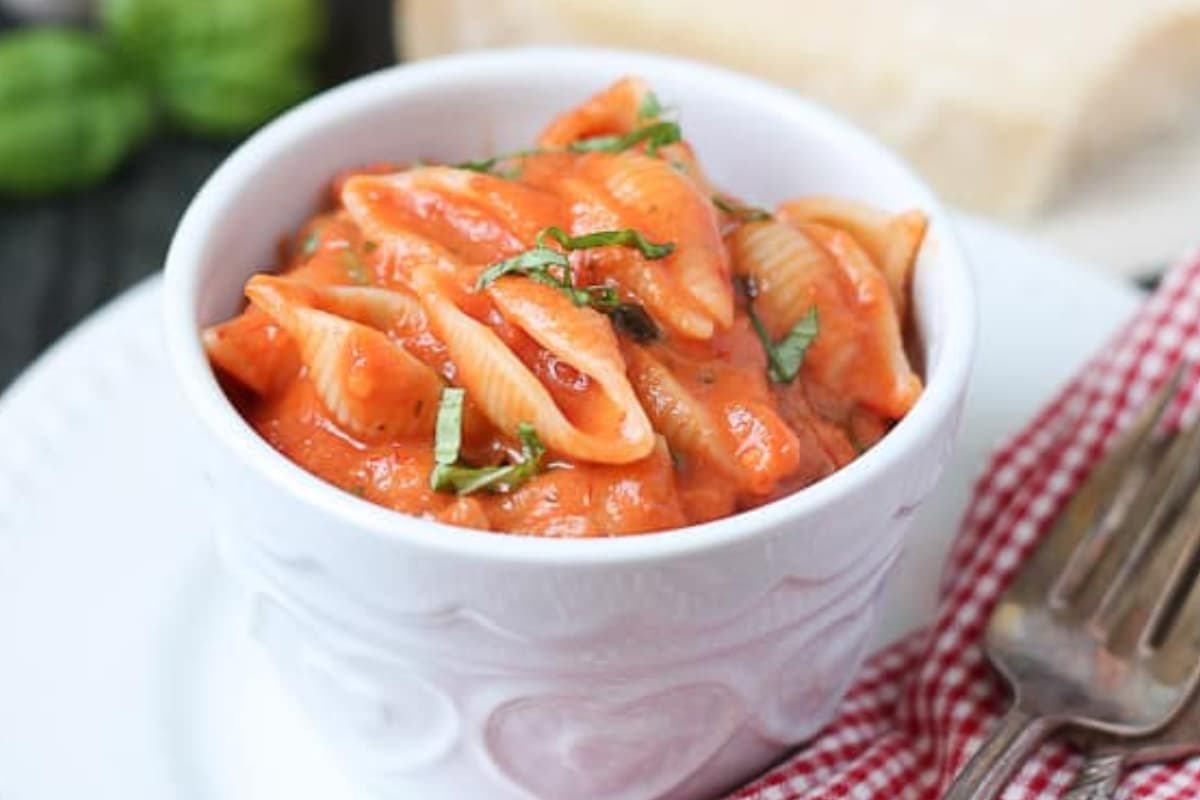 A bowl of pasta in Greek yogurt sauce.