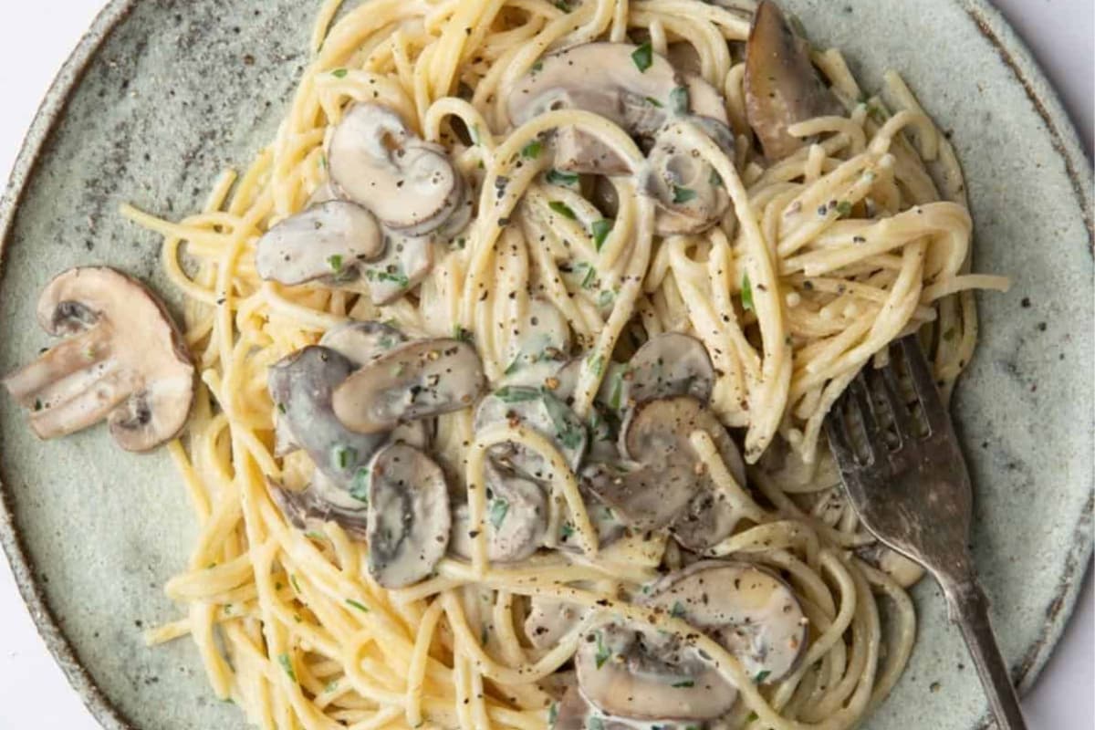 A plate of vegan mushroom pasta.