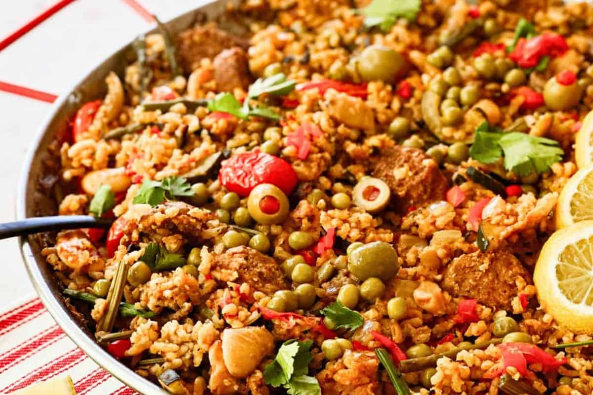 A pan of vegan Spanish paella.