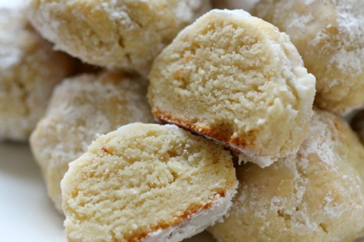 A plate of Italian wedding cookies.