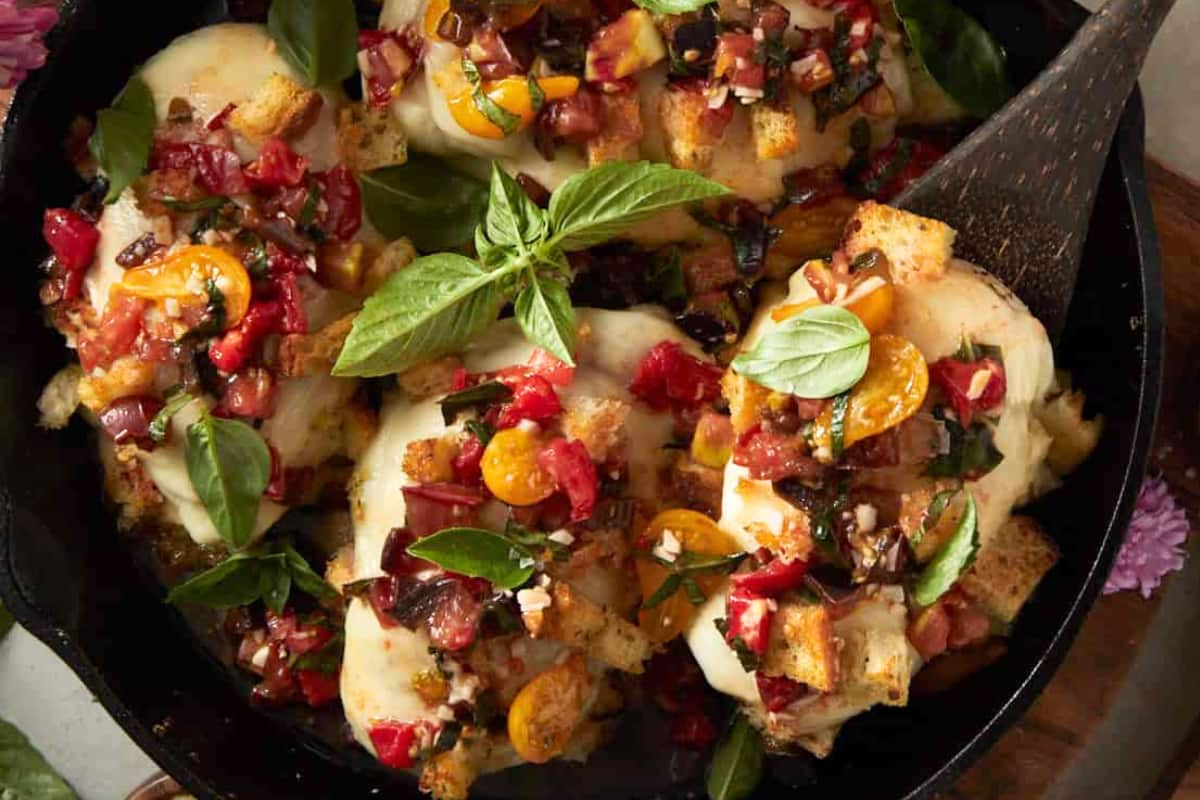 A pan of bruschetta chicken.