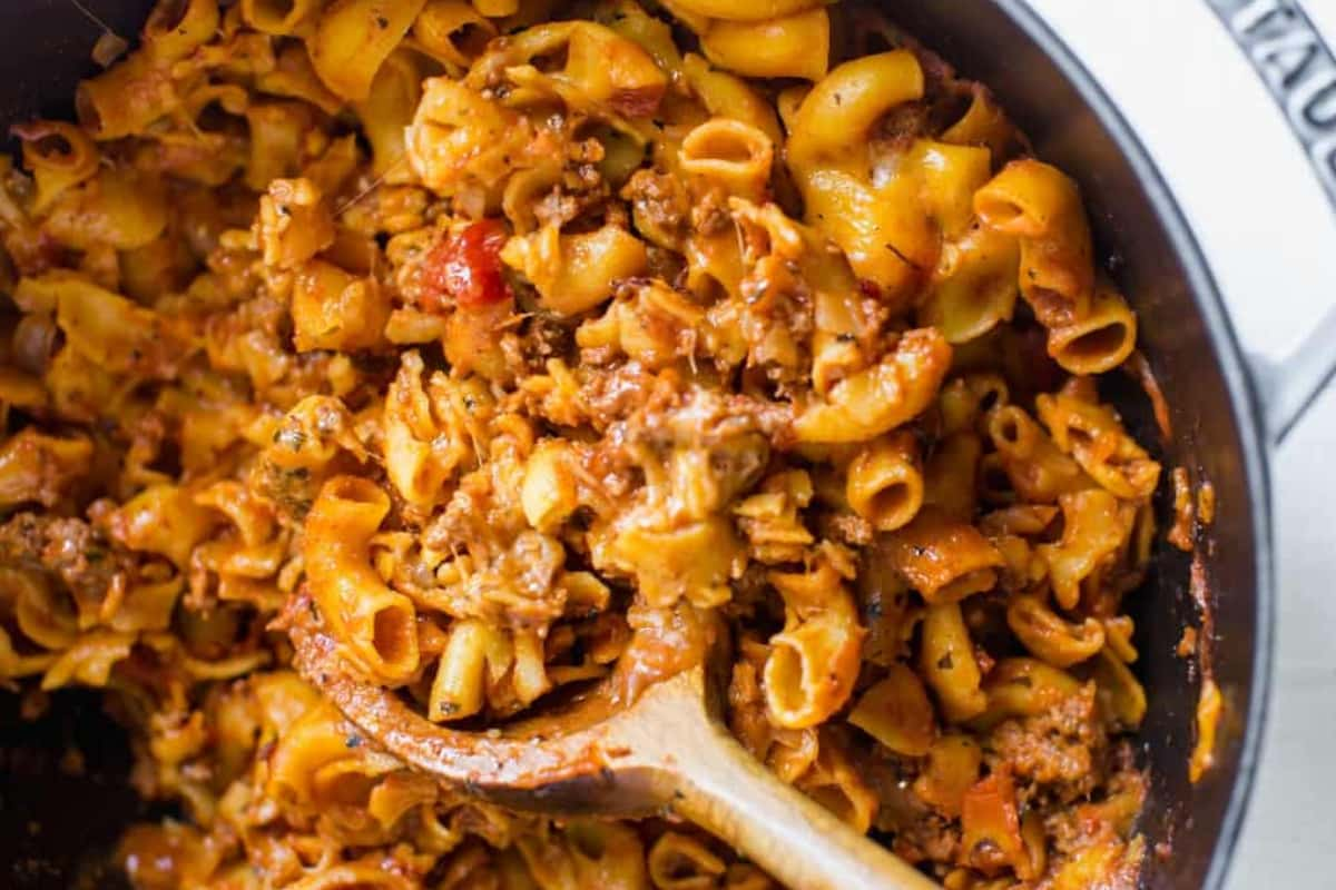 A gluten-free chili mac in a skillet.