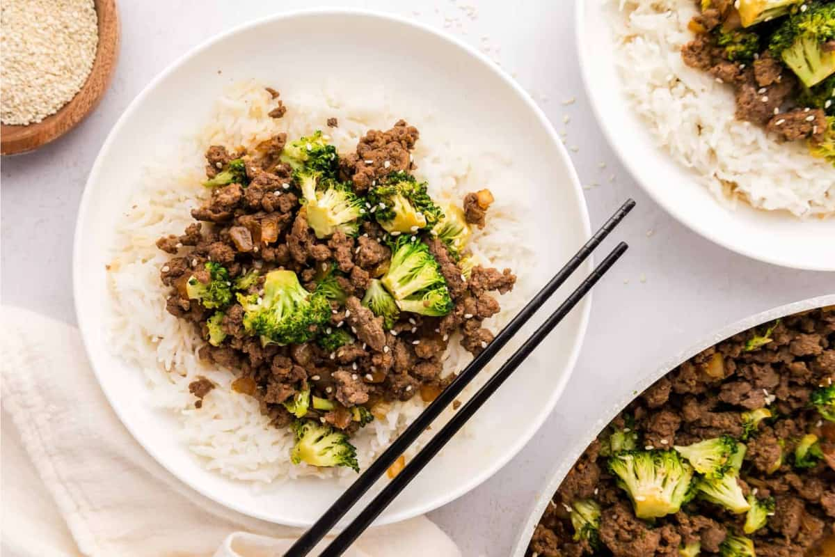 A plate of ground beef and broccoli.