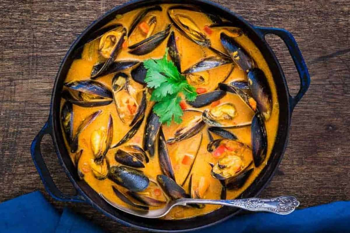 A dish of mussel curry.