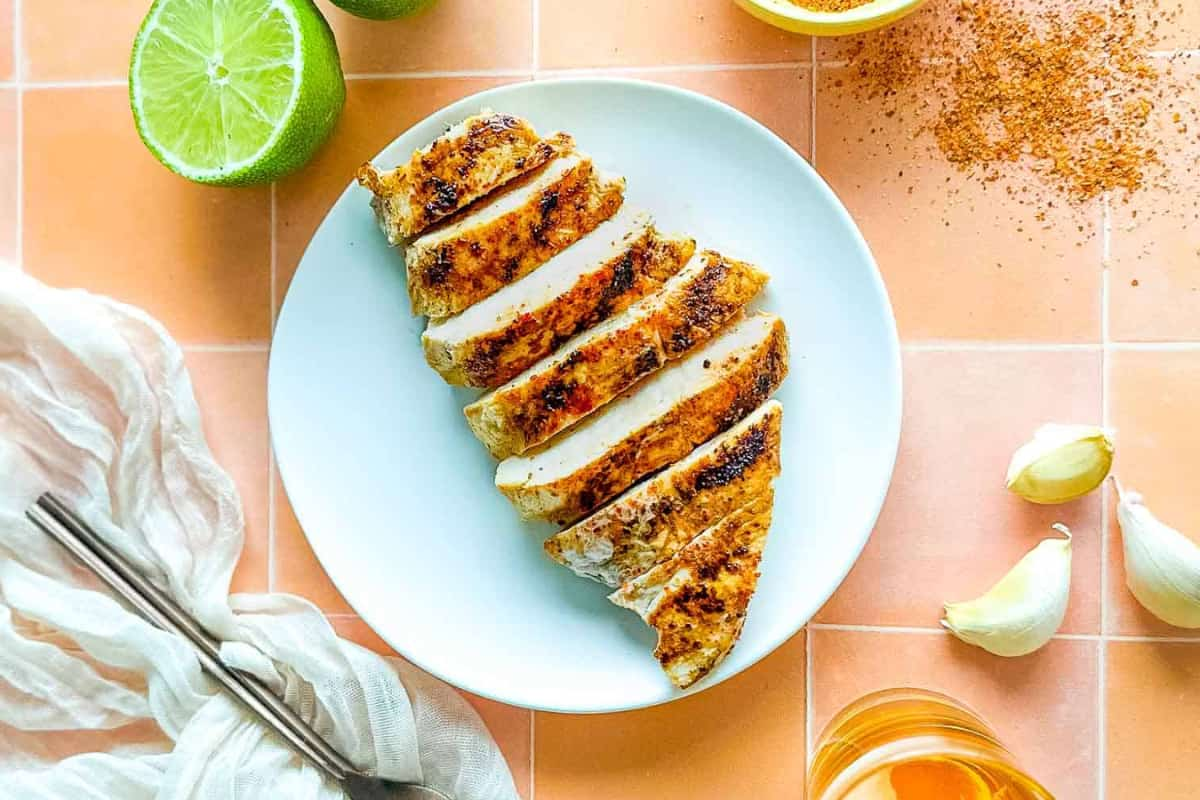 A plate of tajin grilled chicken.