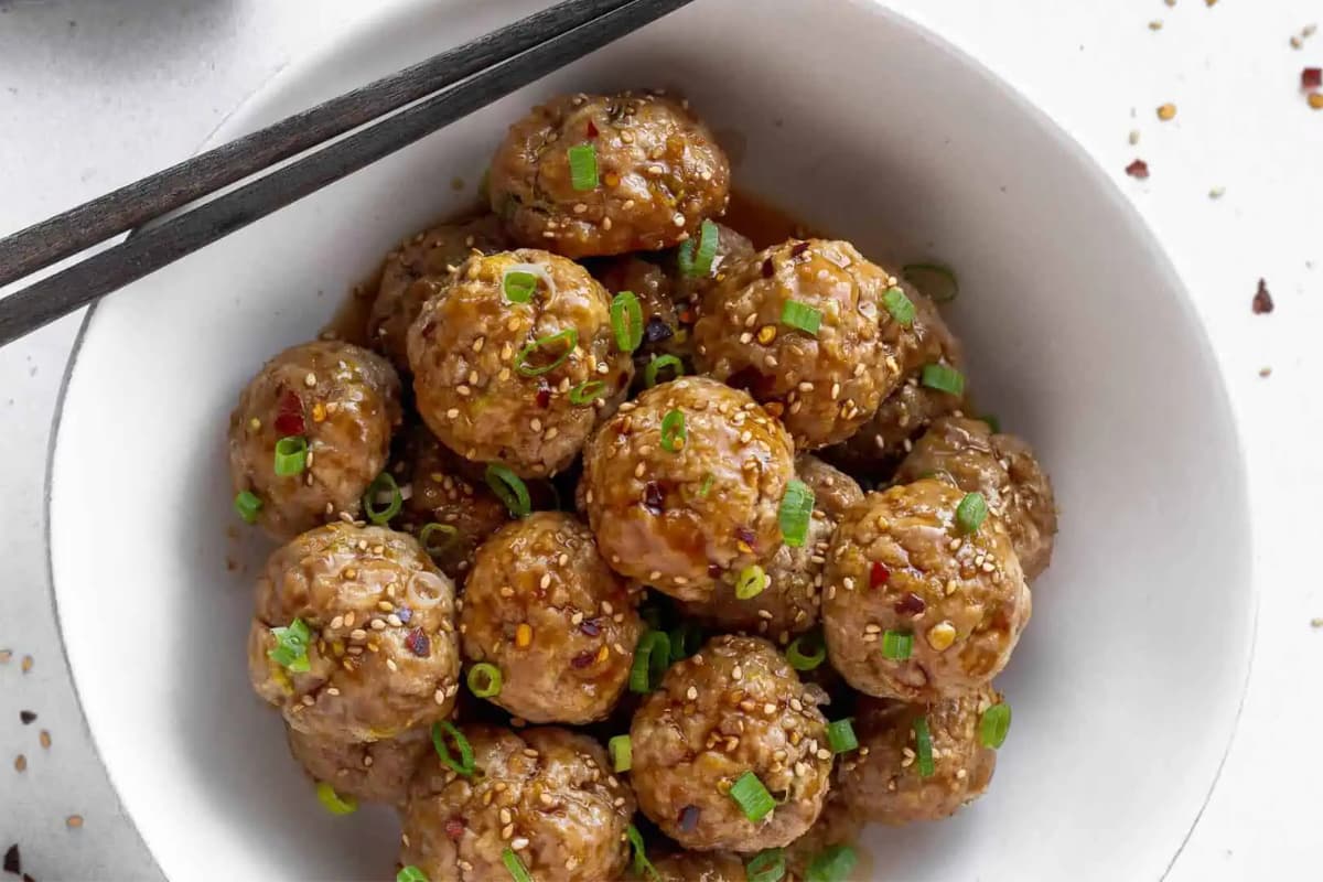 A bowl of pork meatballs.