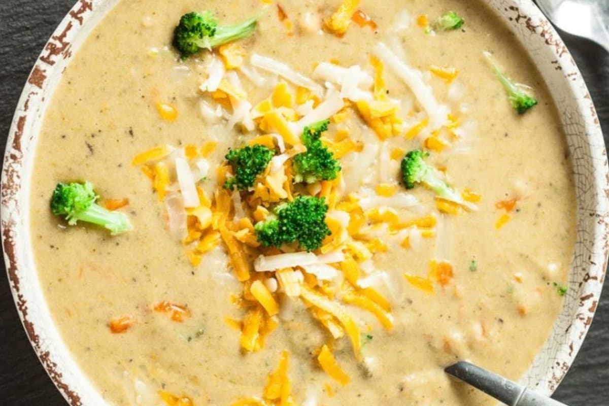 A bowl of broccoli cheese soup.