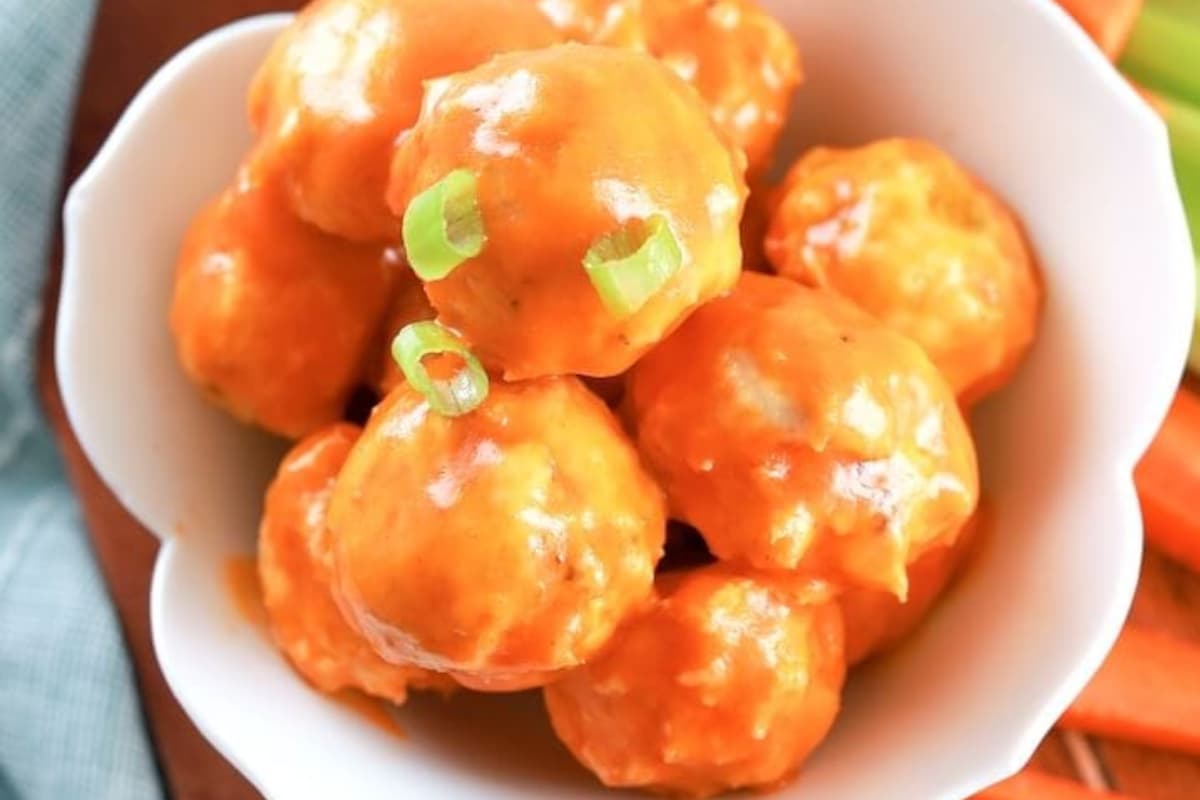 A bowl of keto buffalo chicken meatballs.