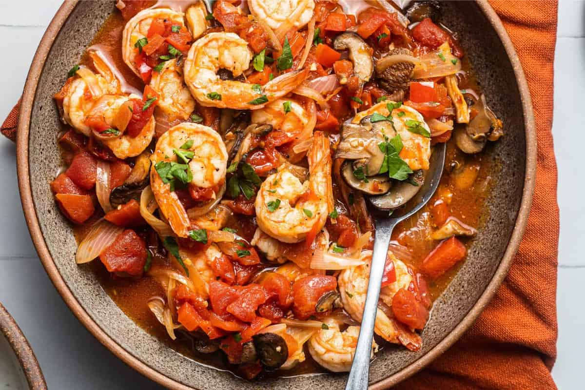 A plate of shrimp cacciatore.