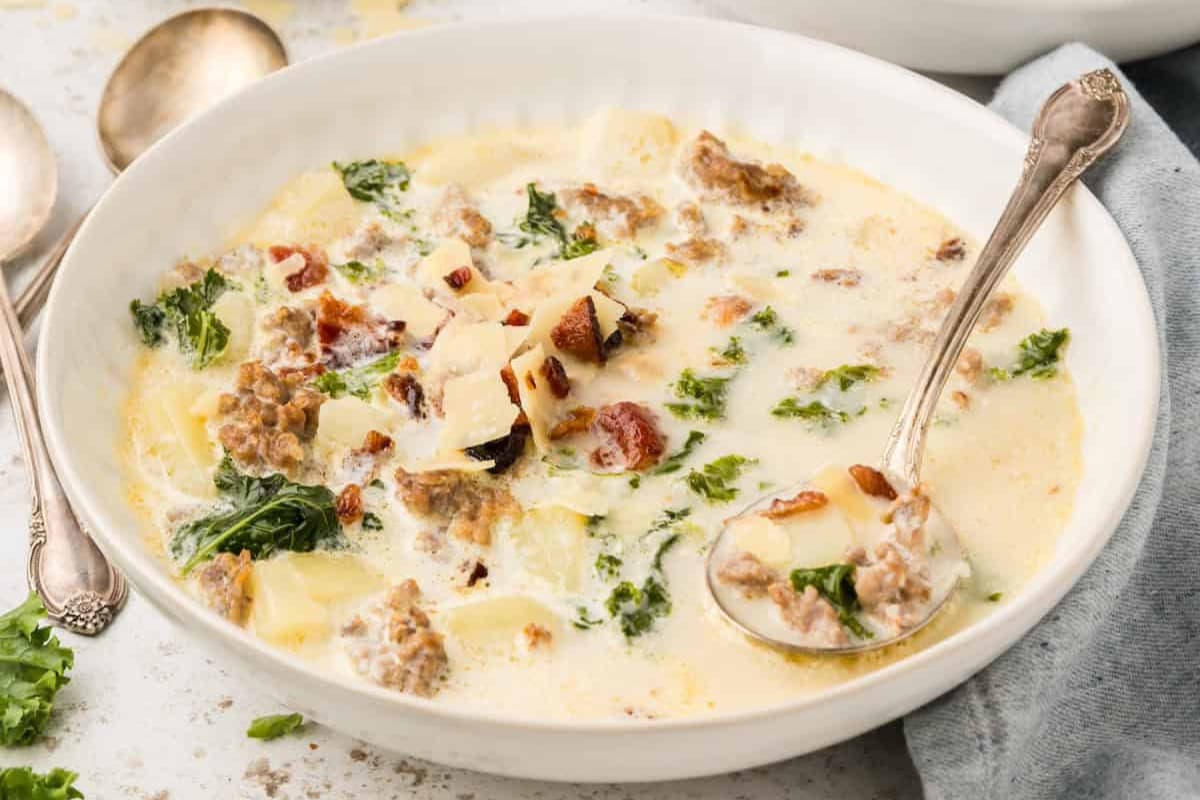 A bowl of zuppa toscana soup.