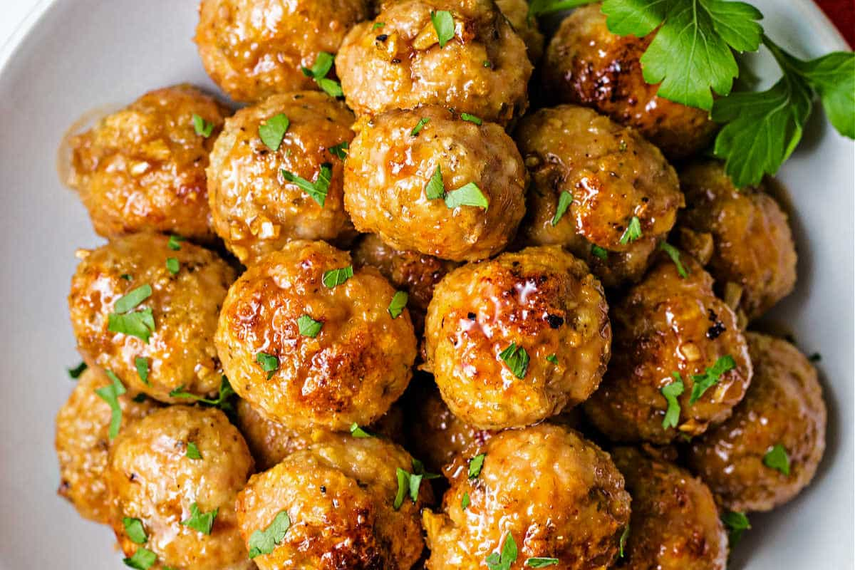 A plate of chicken meatballs.