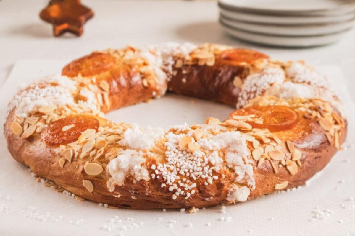 A plate of three kings cake.