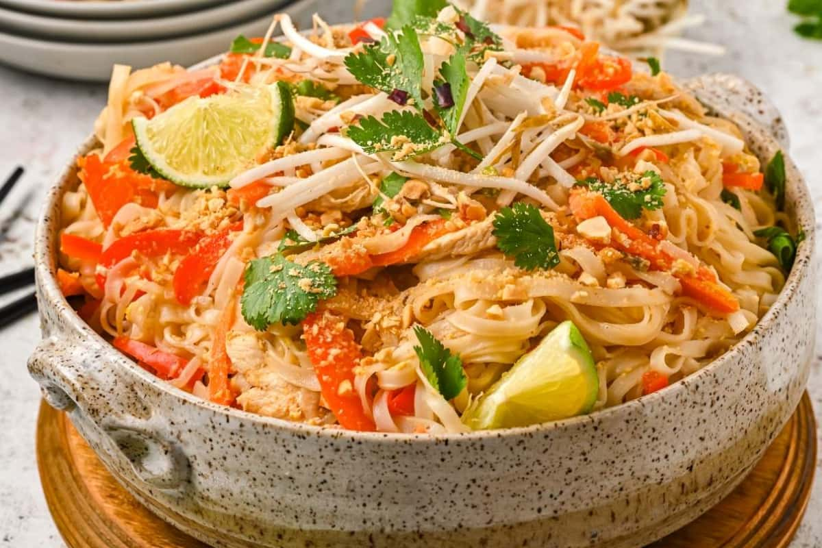 A bowl of chicken pad thai.