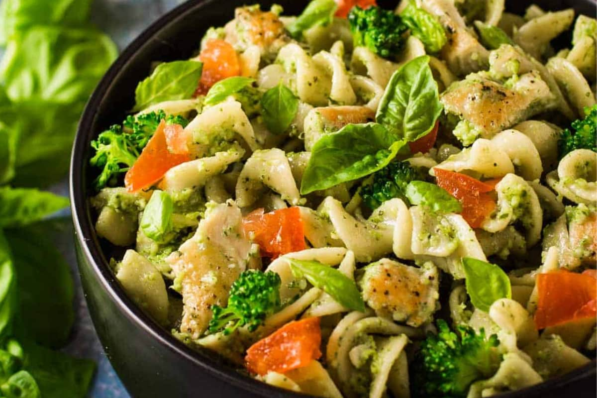 A bowl of chicken pesto pasta.