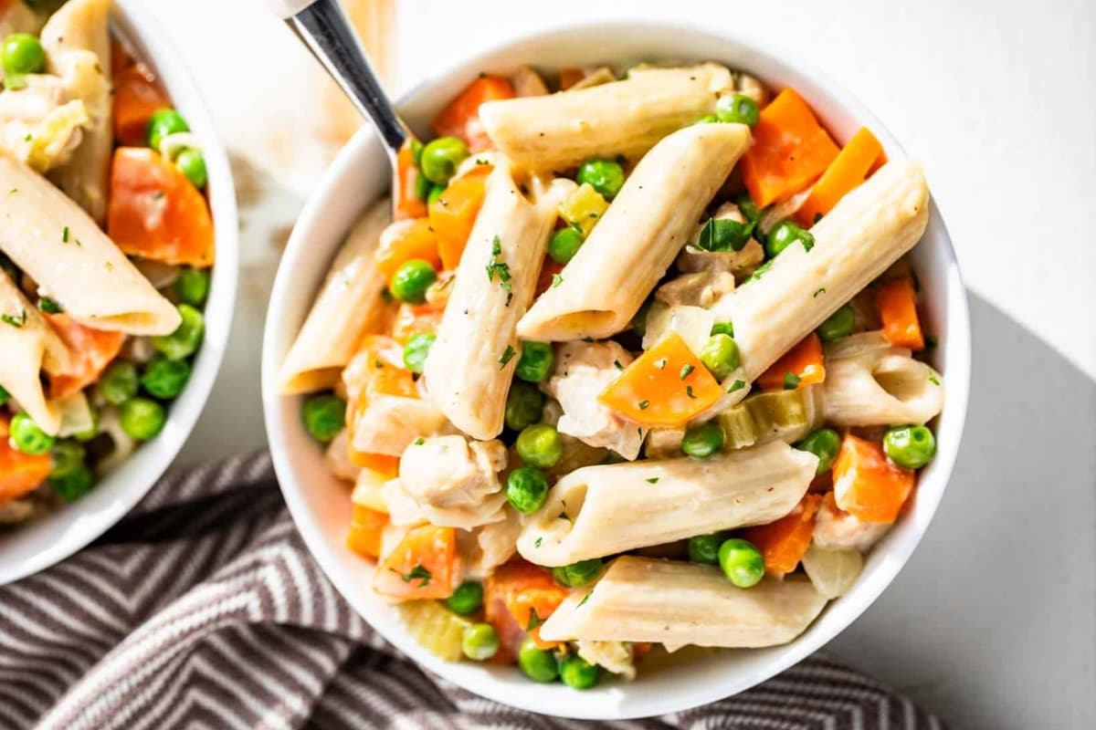 A bowl of chicken pie pasta.