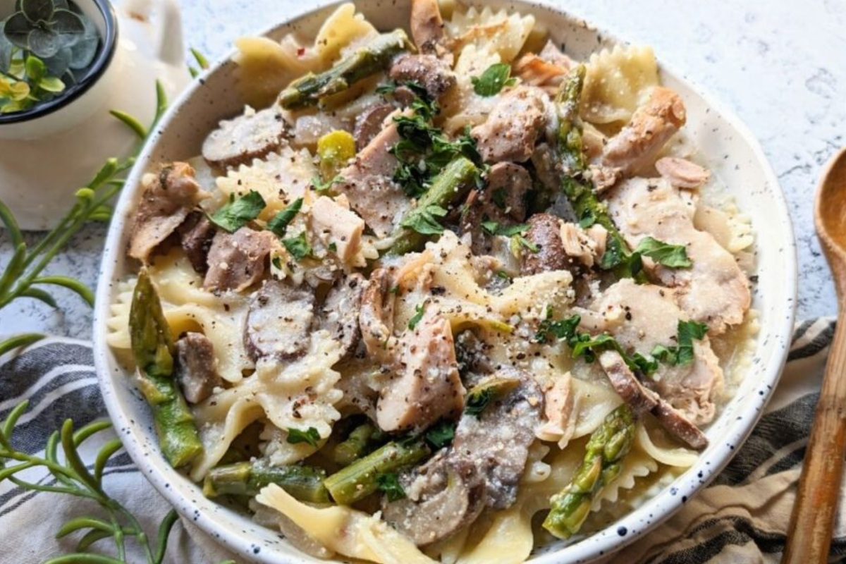 A bowl of creamy jerk chicken pasta.