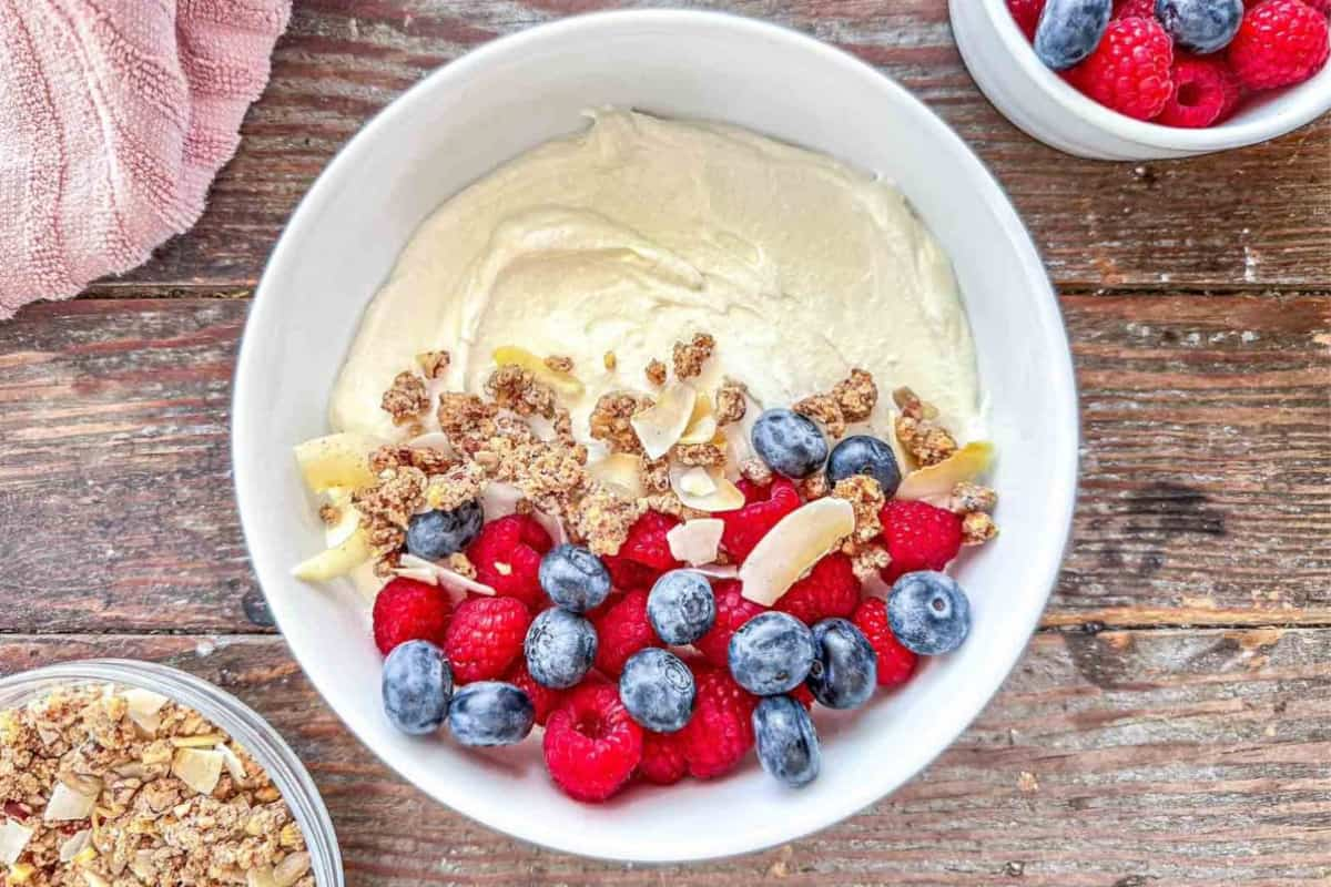 A bowl of high protein cottage cheese with fruit.