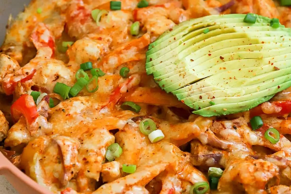 A closeup of a keto chicken fajita skillet.