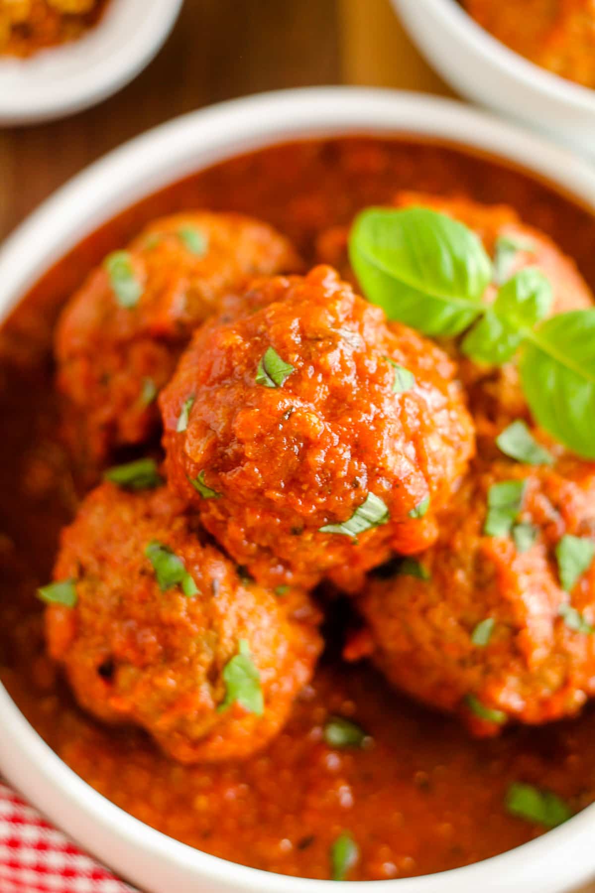 A dish of meatballs and sauce.