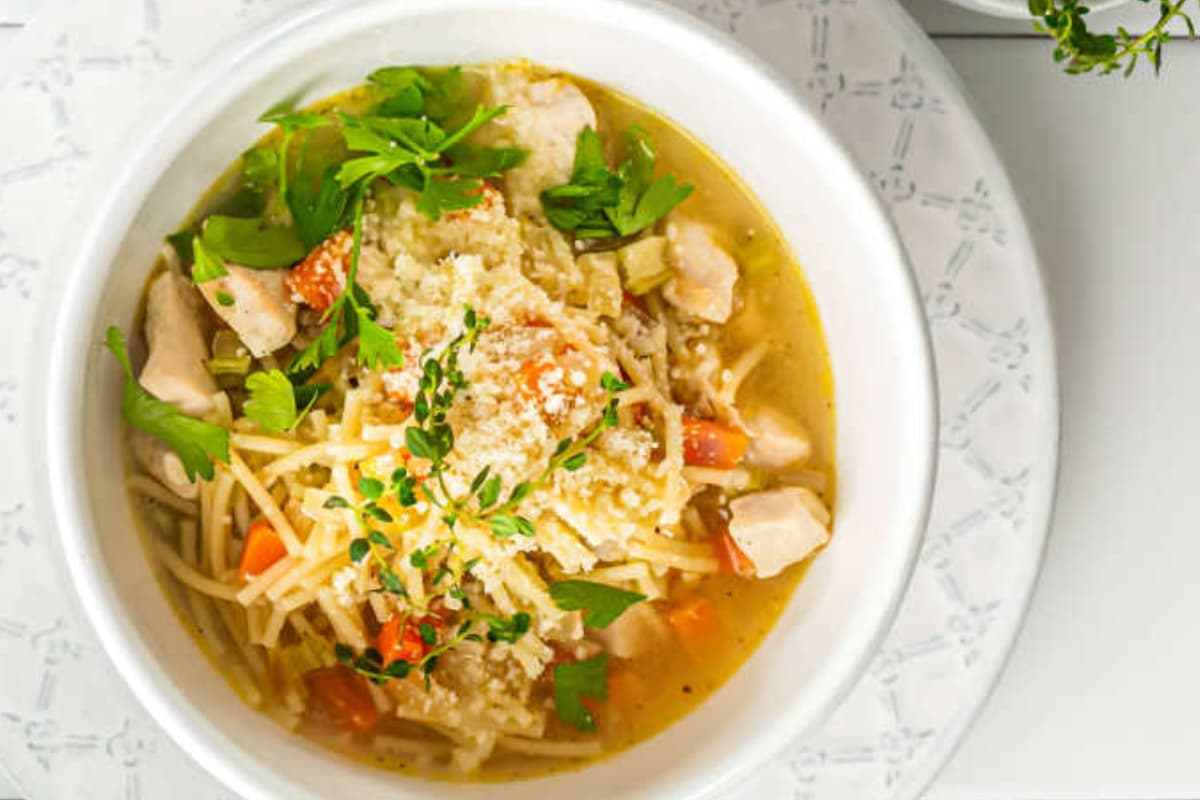 A bowl of sopa de fideo.