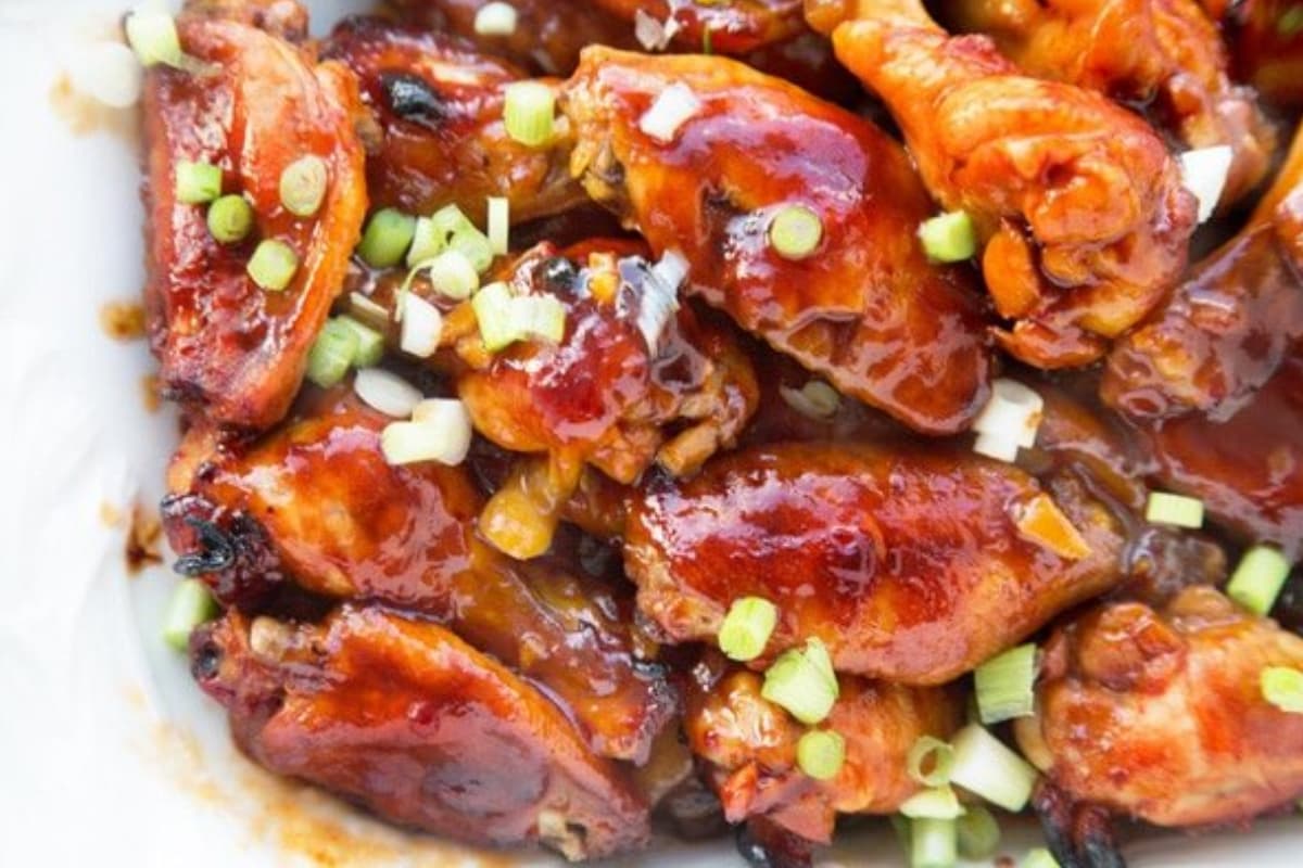 A bowl of chinese sticky wings.