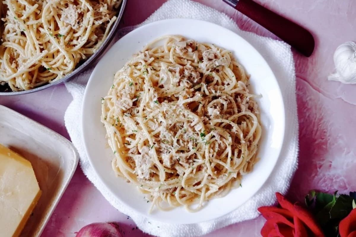 A plate of creamy tuna pasta.