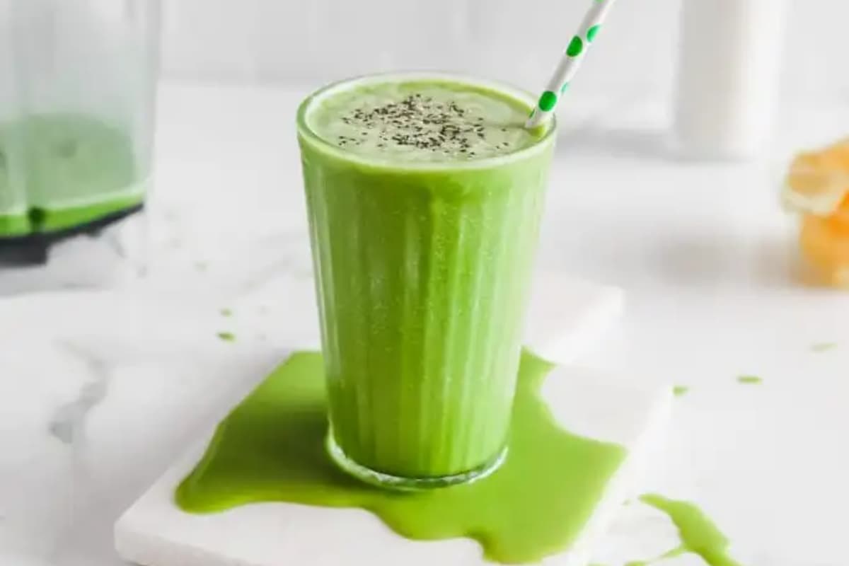 A glass of easy green smoothie.