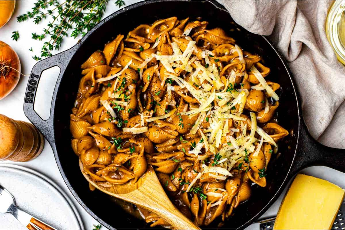 A pan of french onion pasta.