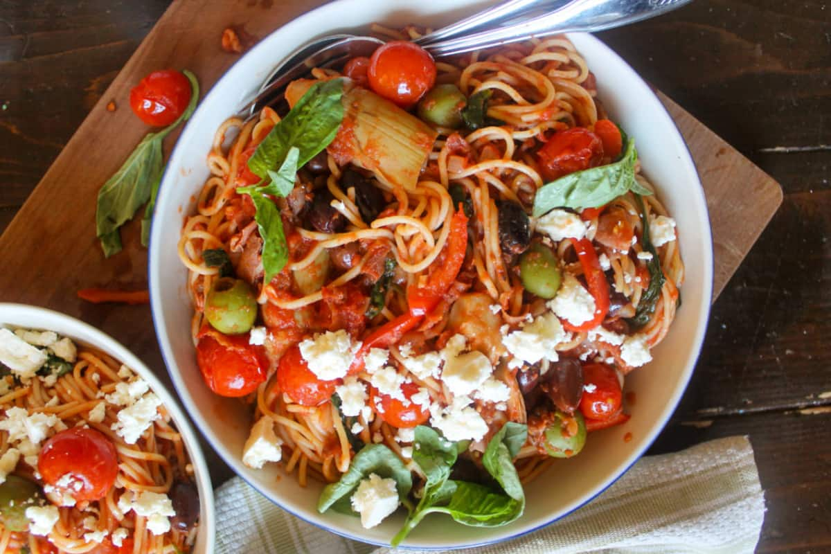 A plate of prosciutto pasta.