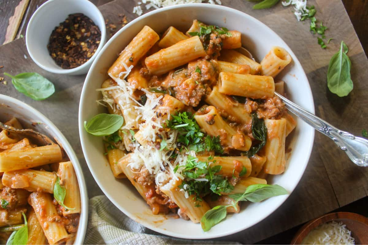 A bowl of rigatoni with meat sauce.