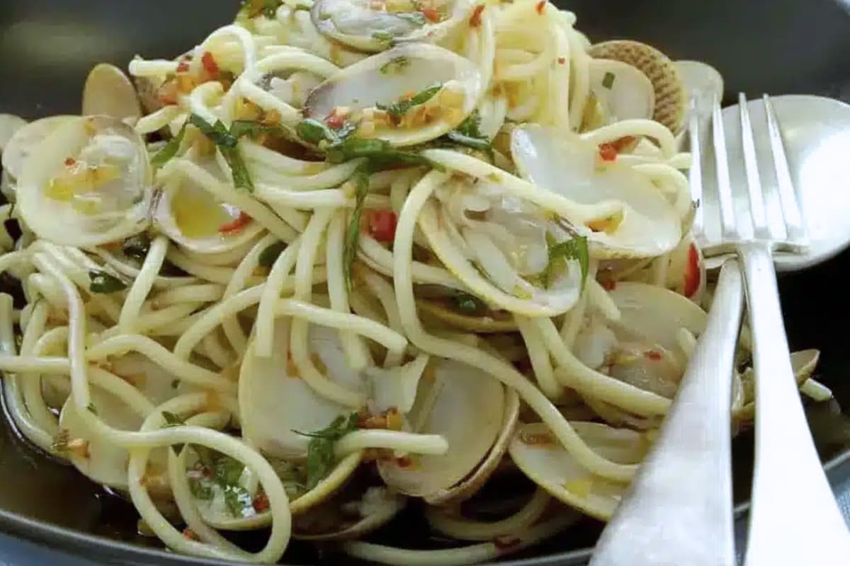 A bowl of spaghetti vongole.