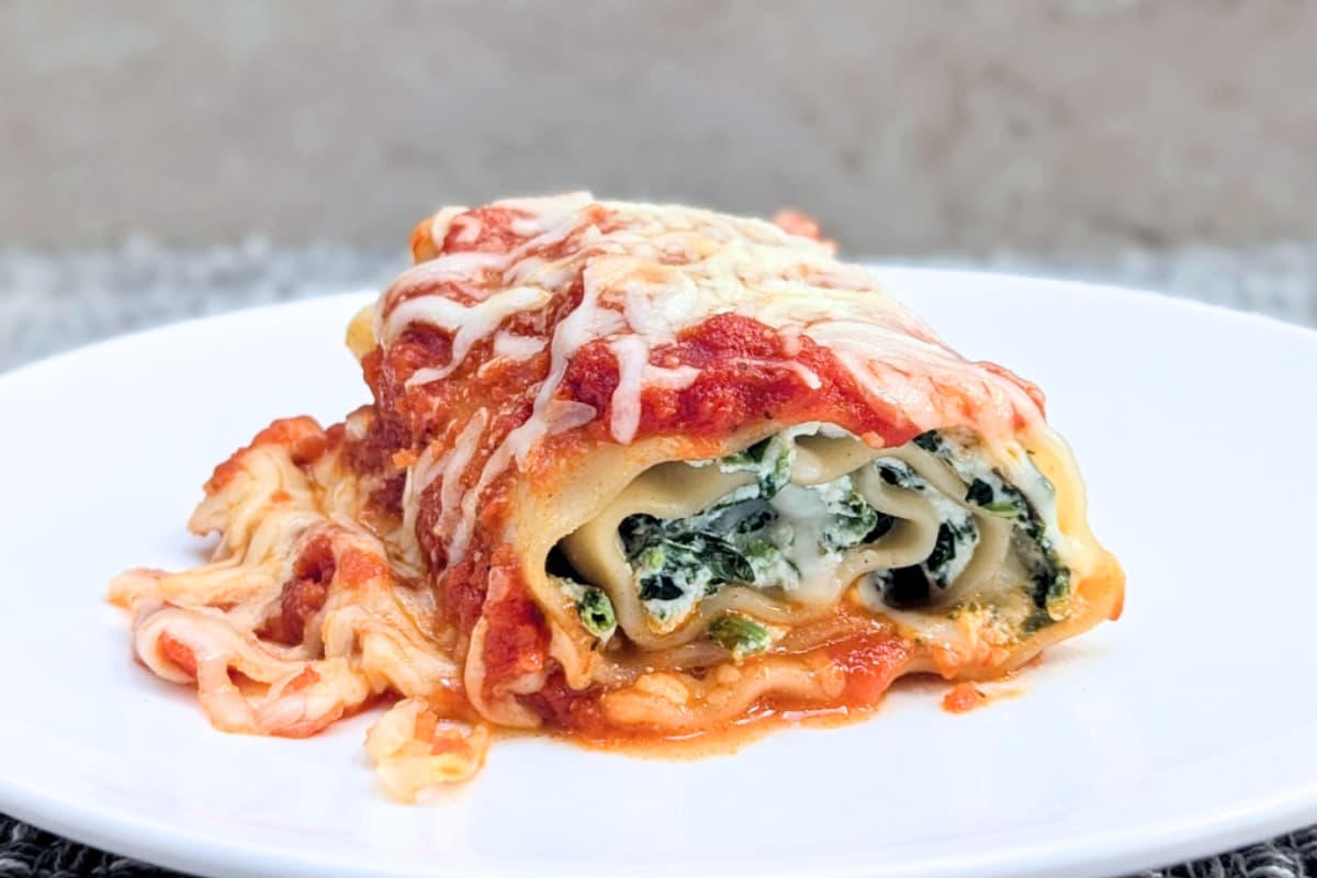 A plate of spinach lasagna roll-ups.