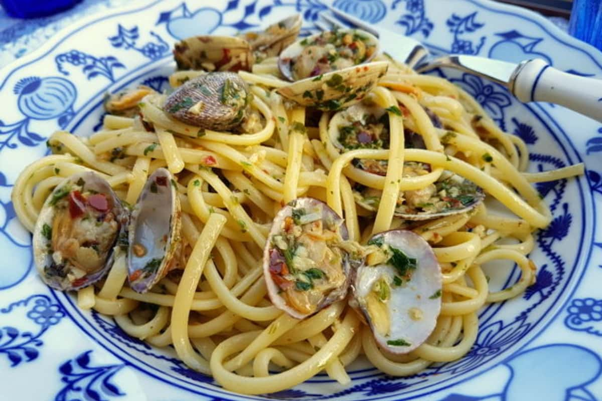 A plate of pasta alle vongole.