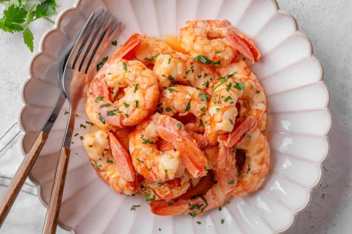 A late of quick garlic prawns.